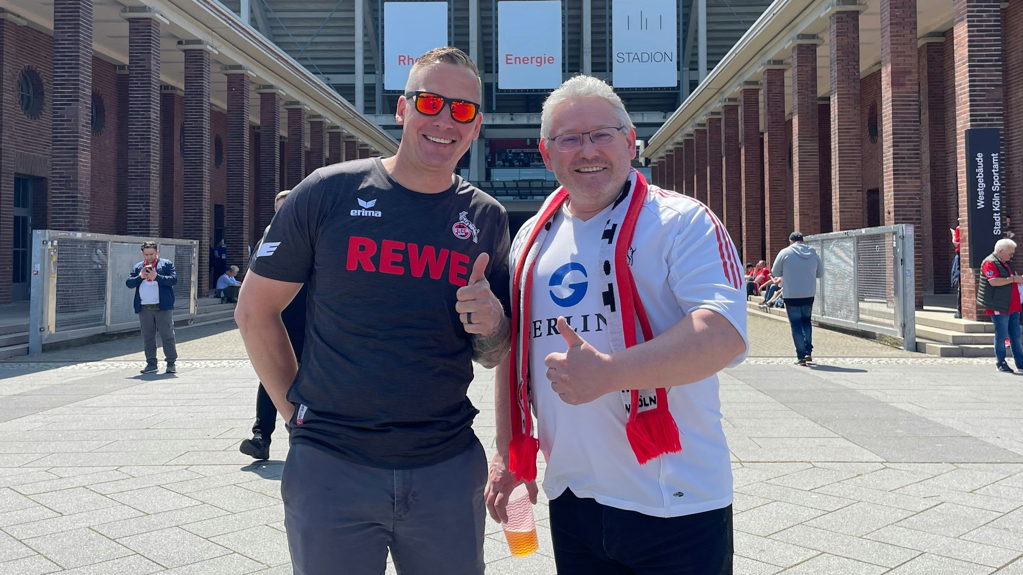 FC-Fans vor dem Rhein-Energie-Stadion