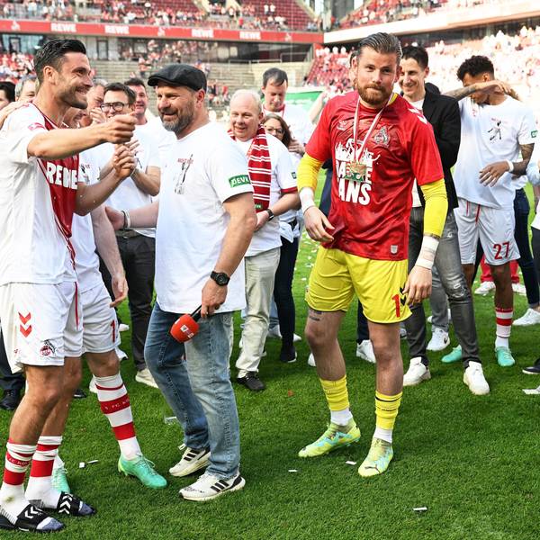 Kölns Jonas Hector (l) und Torhüter Timo Horn (r) bei ihrer Verabschiedung neben Trainer Steffen Baumgart (M).
