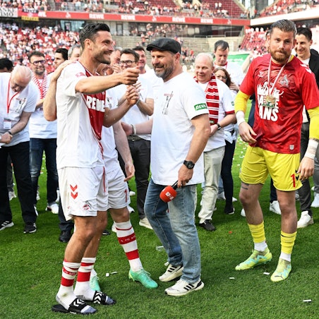 Kölns Jonas Hector (l) und Torhüter Timo Horn (r) bei ihrer Verabschiedung neben Trainer Steffen Baumgart (M).