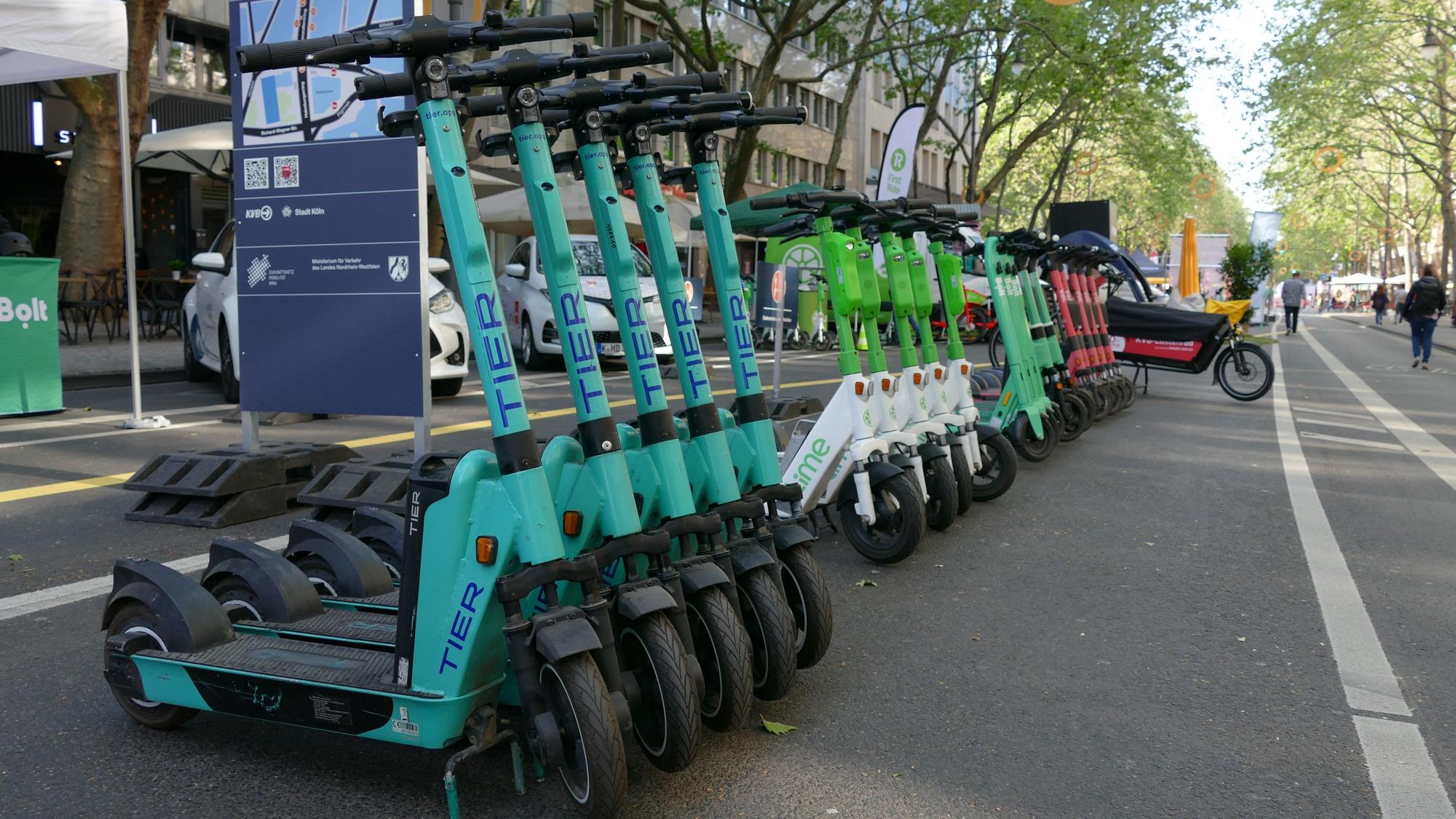 26.05.2023, Köln: Verschiedene E-Scooter stehen auf den Ringen und können Probe gefahren werden.