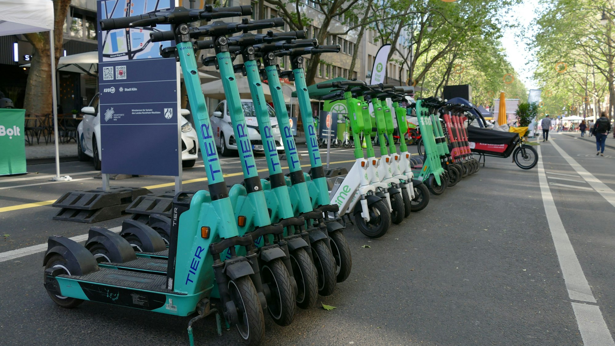 26.05.2023, Köln: Verschiedene E-Scooter stehen auf den Ringen und können Probe gefahren werden.