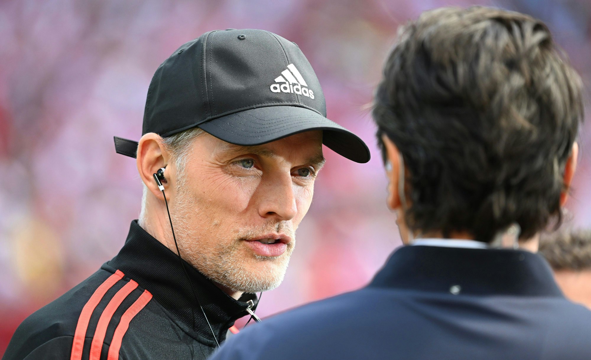 Bayerns Trainer Thomas Tuchel (l) gibt vor dem Spiel ein Interview.