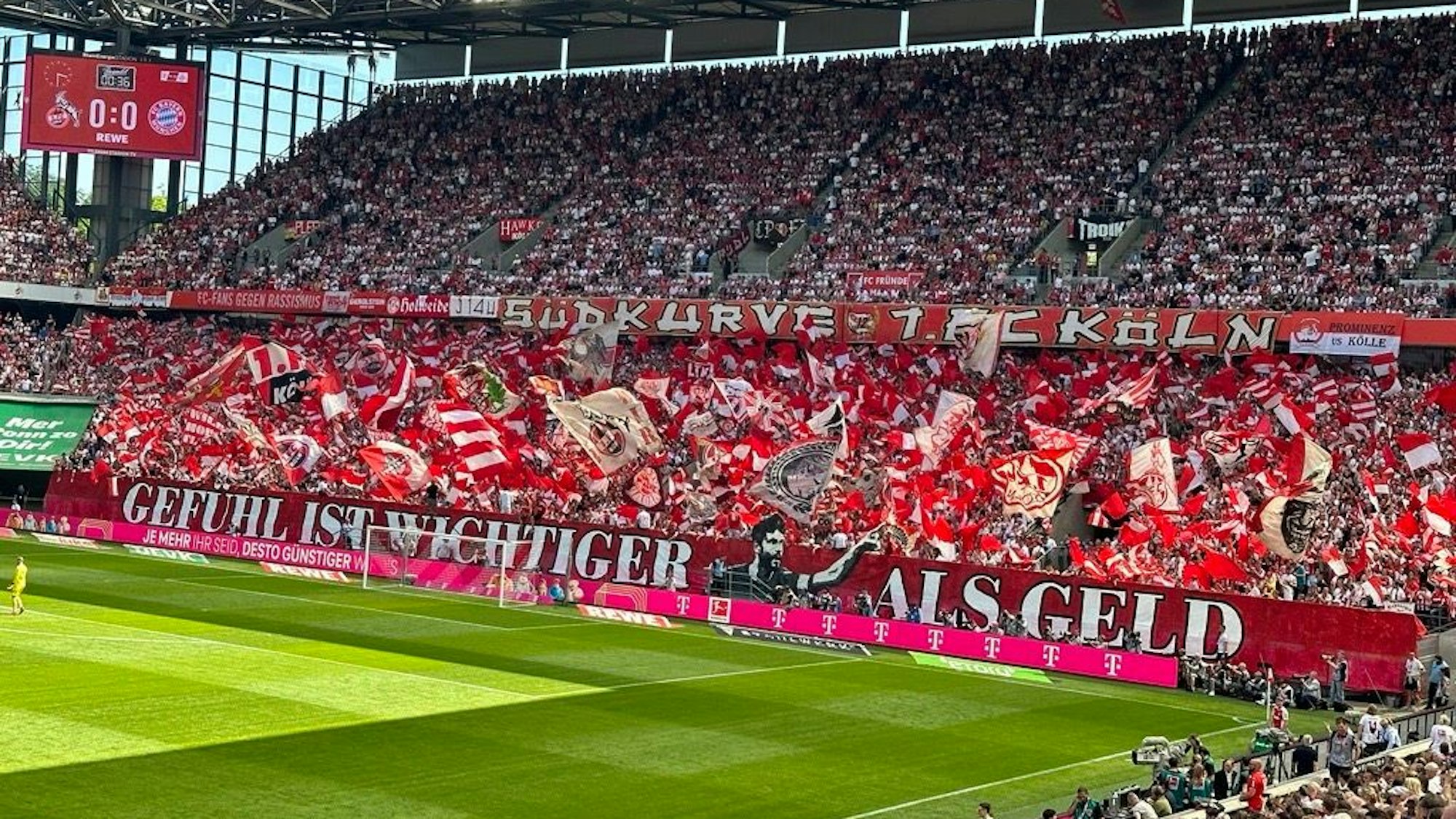 Gefühl ist wichtiger als Geld - mit einem Banner nehmen FC-Fans Abschied von Jonas Hector.