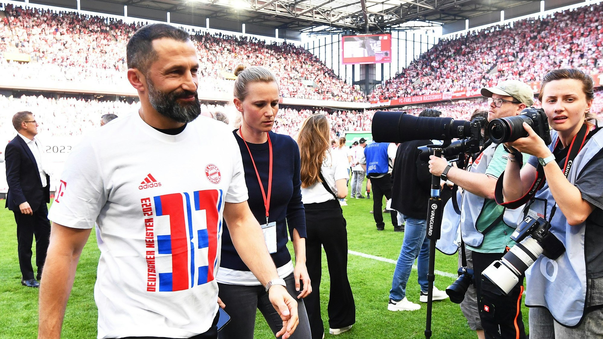 Hasan Salihamidzic (l) lächelt nach dem Gewinn der 33. deutschen Meisterschaft. Bei den Bayern geht es für ihn nicht weiter.