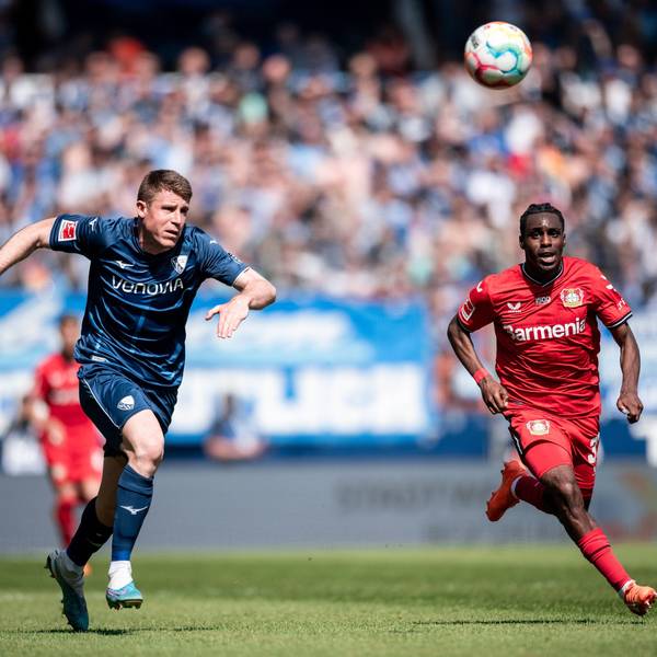 Bochums Dominique Heintz im Zweikampf mit Leverkusens Jeremie Frimpong.