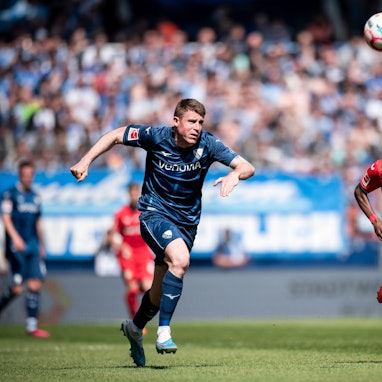 Bochums Dominique Heintz im Zweikampf mit Leverkusens Jeremie Frimpong.