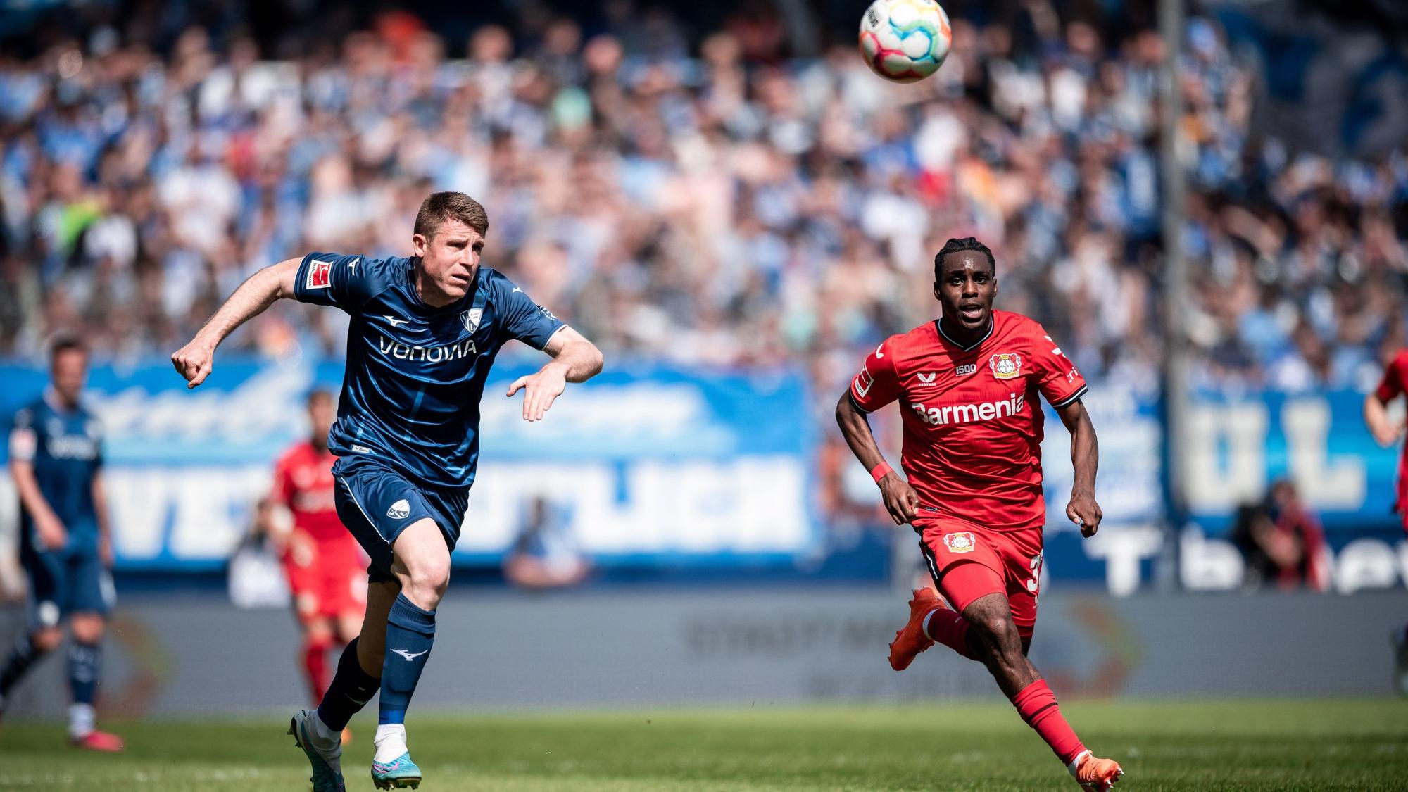 Bochums Dominique Heintz im Zweikampf mit Leverkusens Jeremie Frimpong.