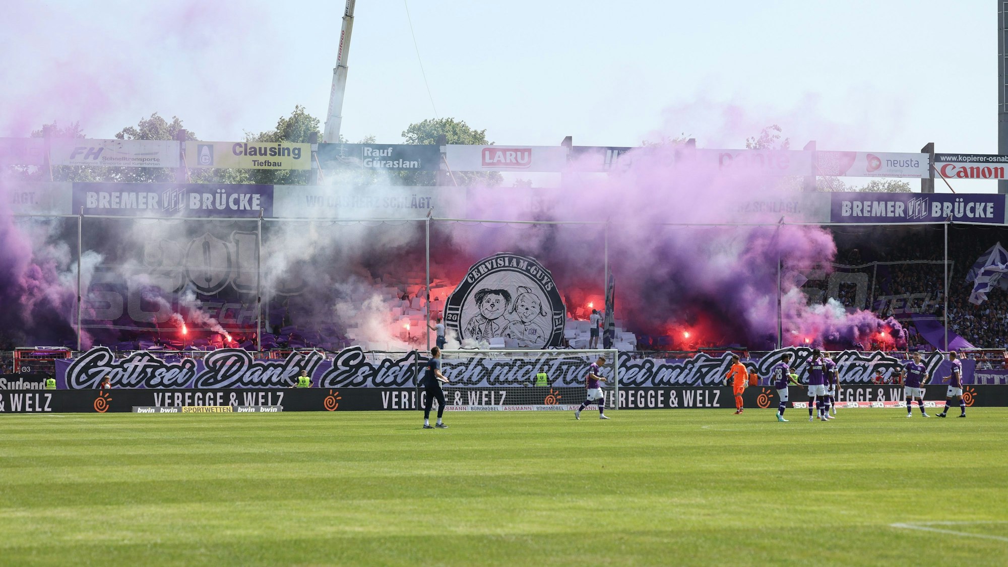 Osnabrücks Fans zeigen eine Choreographie mit bengalischem Feuer.