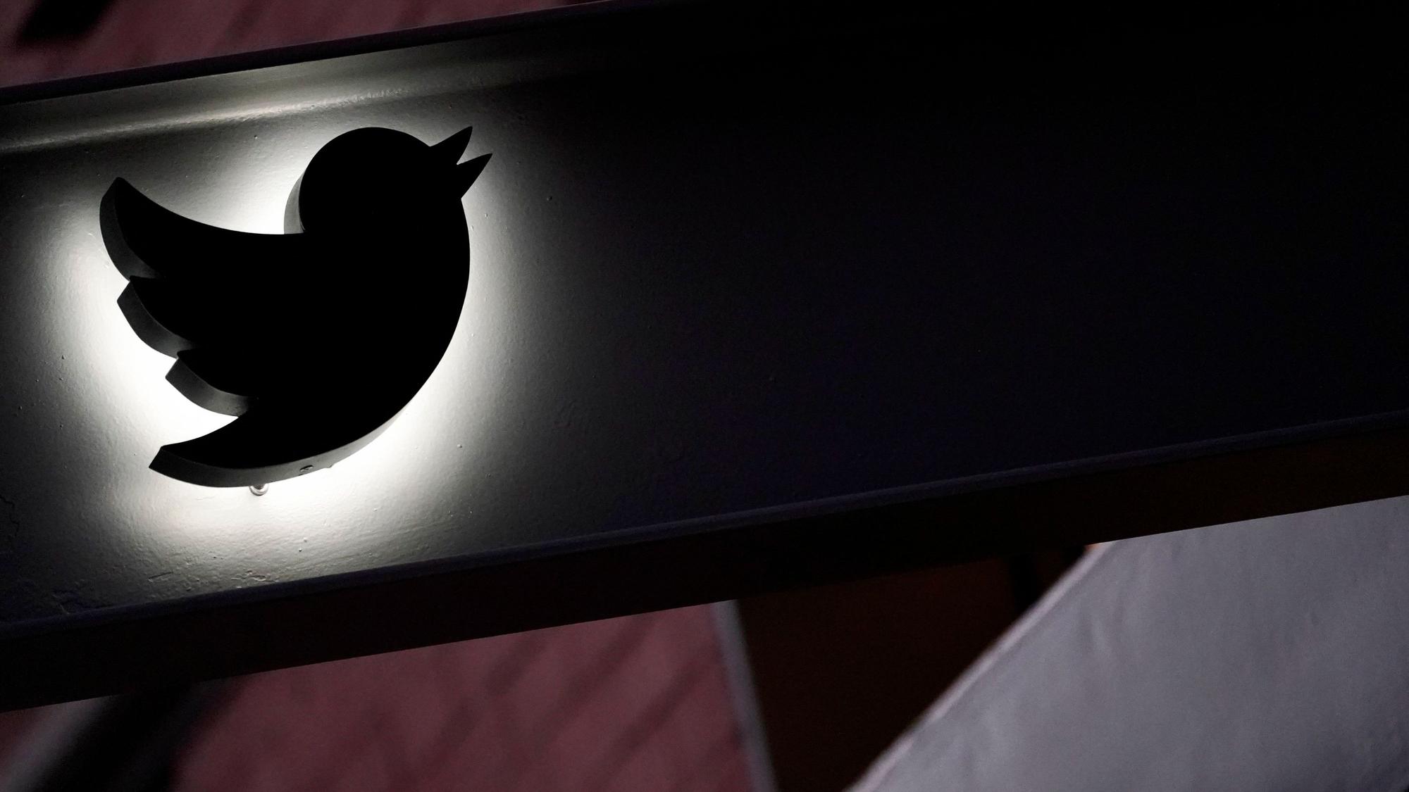 Das Twitter-Logo ist auf der Markise des Gebäudes zu sehen, in dem sich das Twitter-Büro in New York befindet.
