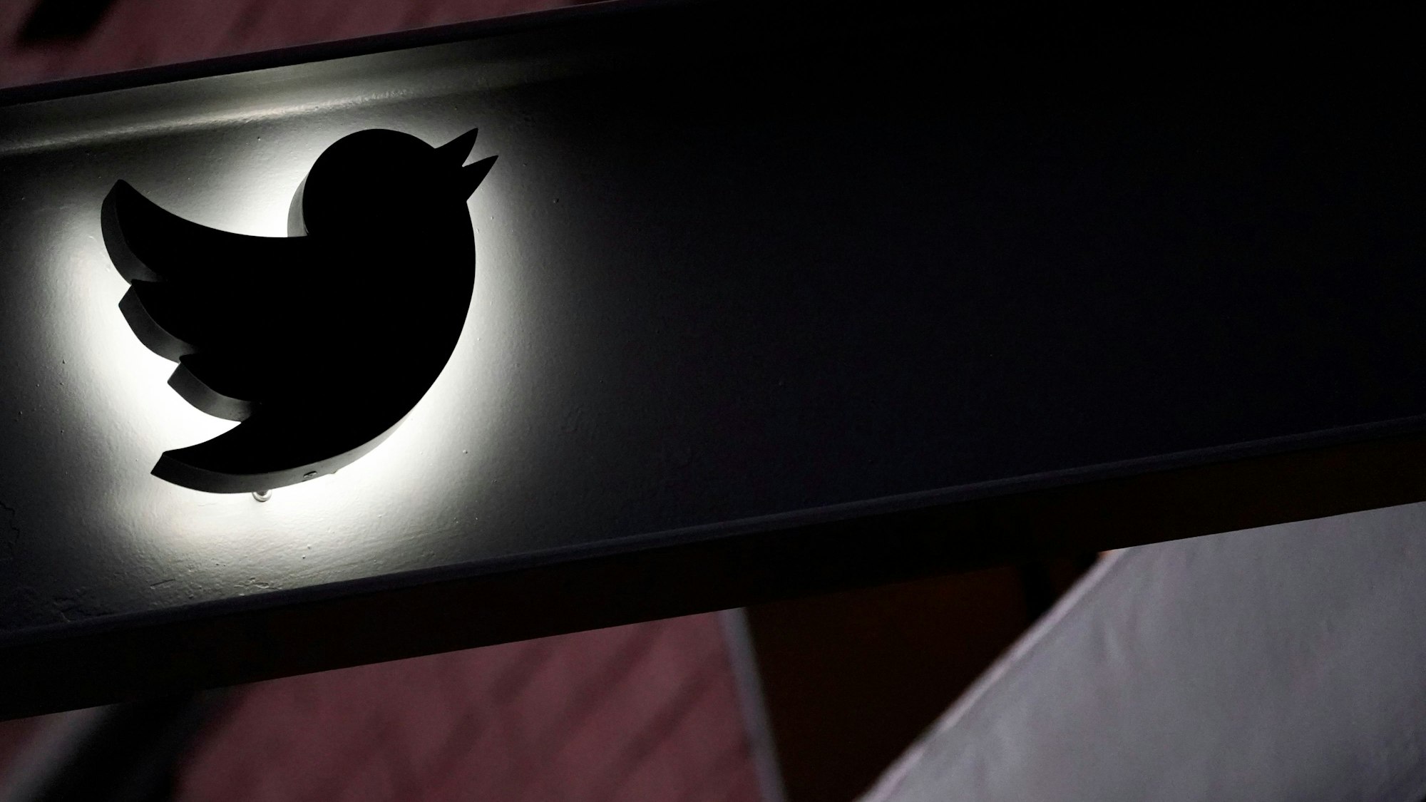 Das Twitter-Logo ist auf der Markise des Gebäudes zu sehen, in dem sich das Twitter-Büro in New York befindet.
