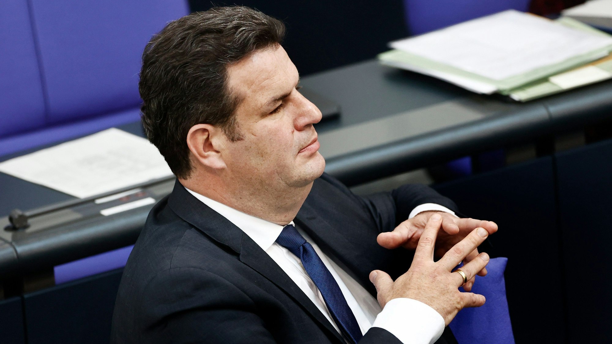 Hubertus Heil (SPD), Bundesminister für Arbeit und Soziales, sitzt auf der Regierungsbank bei der Debatte des Deutschen Bundestages zum Tagesordnungspunkt Bürokratiearme Regelung der Der Arbeitszeiterfassung.