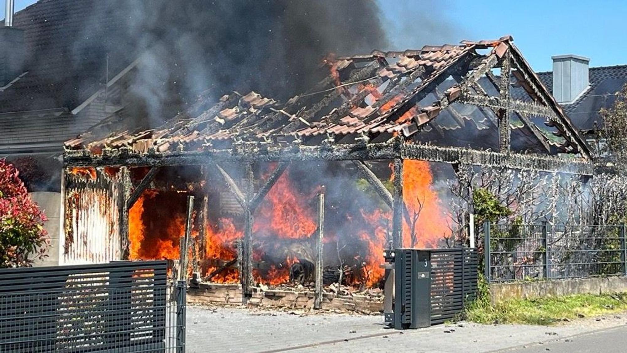 Ein Carport steht in Flammen