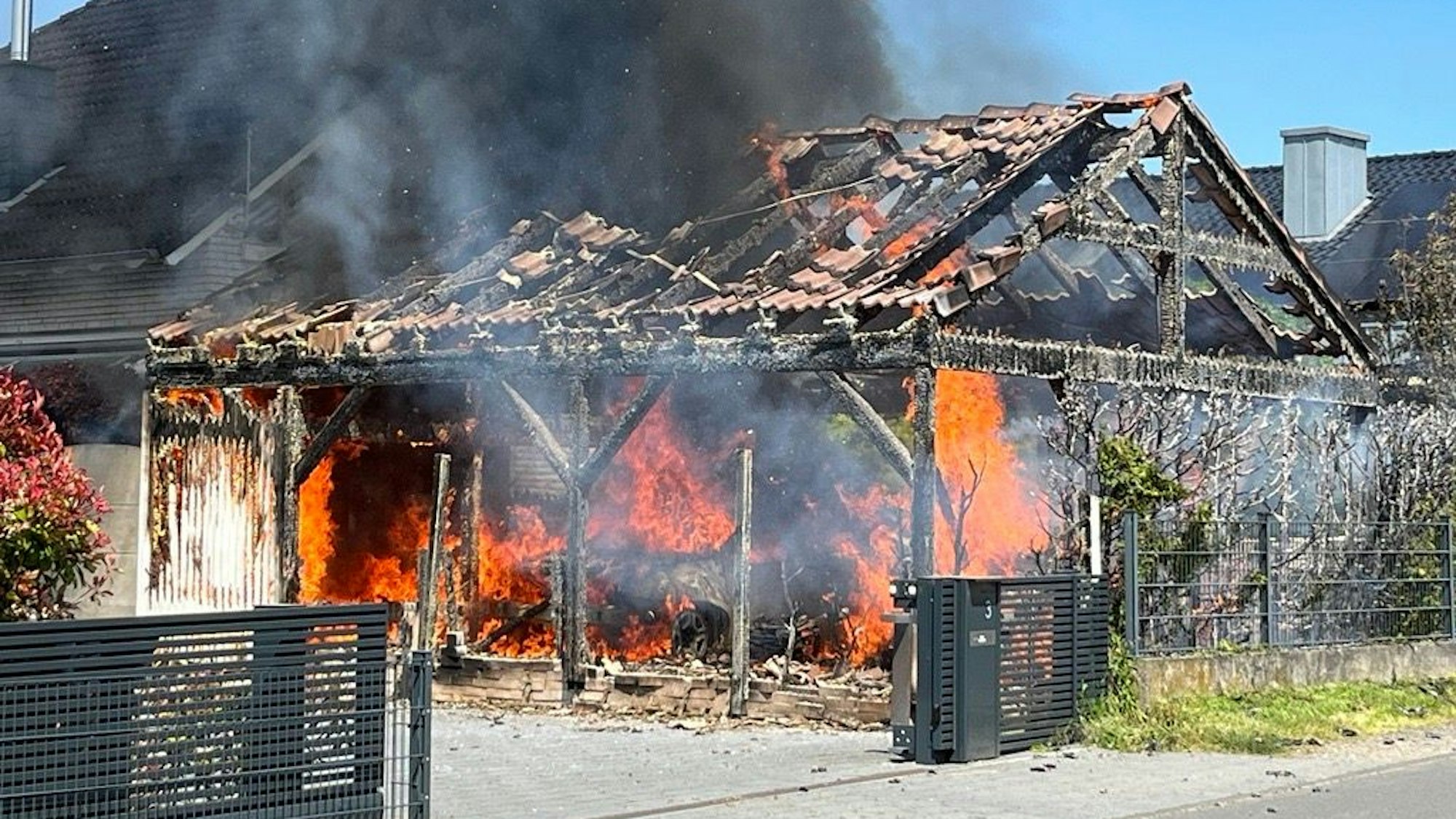 Ein Carport steht in Flammen