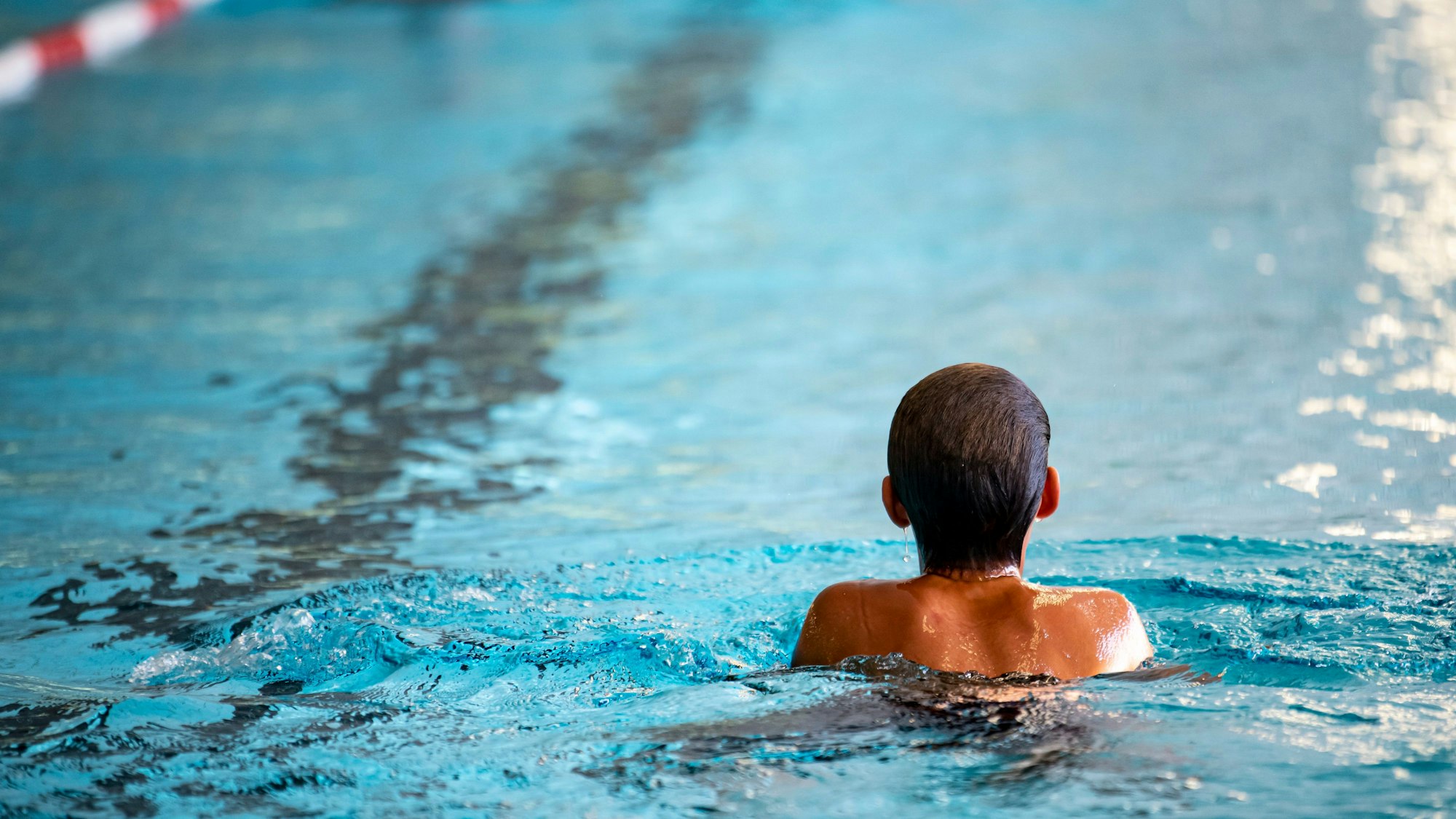 Ein Kind schwimmt im Stadtbad Märkisches Viertel in Berlin.