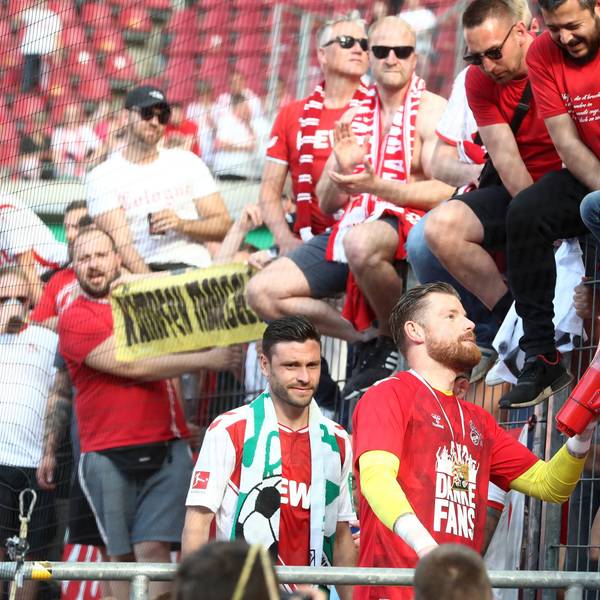 Jonas Hector und Timo Horn (1. FC Köln) vor der Südtribüne