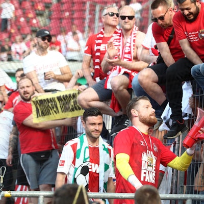 Jonas Hector und Timo Horn (1. FC Köln) vor der Südtribüne