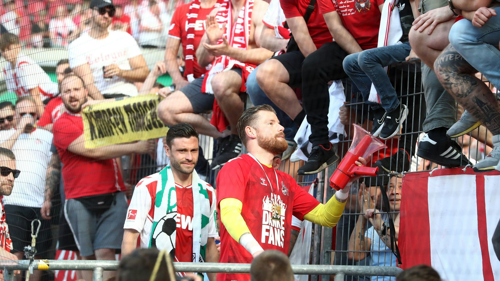 Jonas Hector und Timo Horn (1. FC Köln) vor der Südtribüne