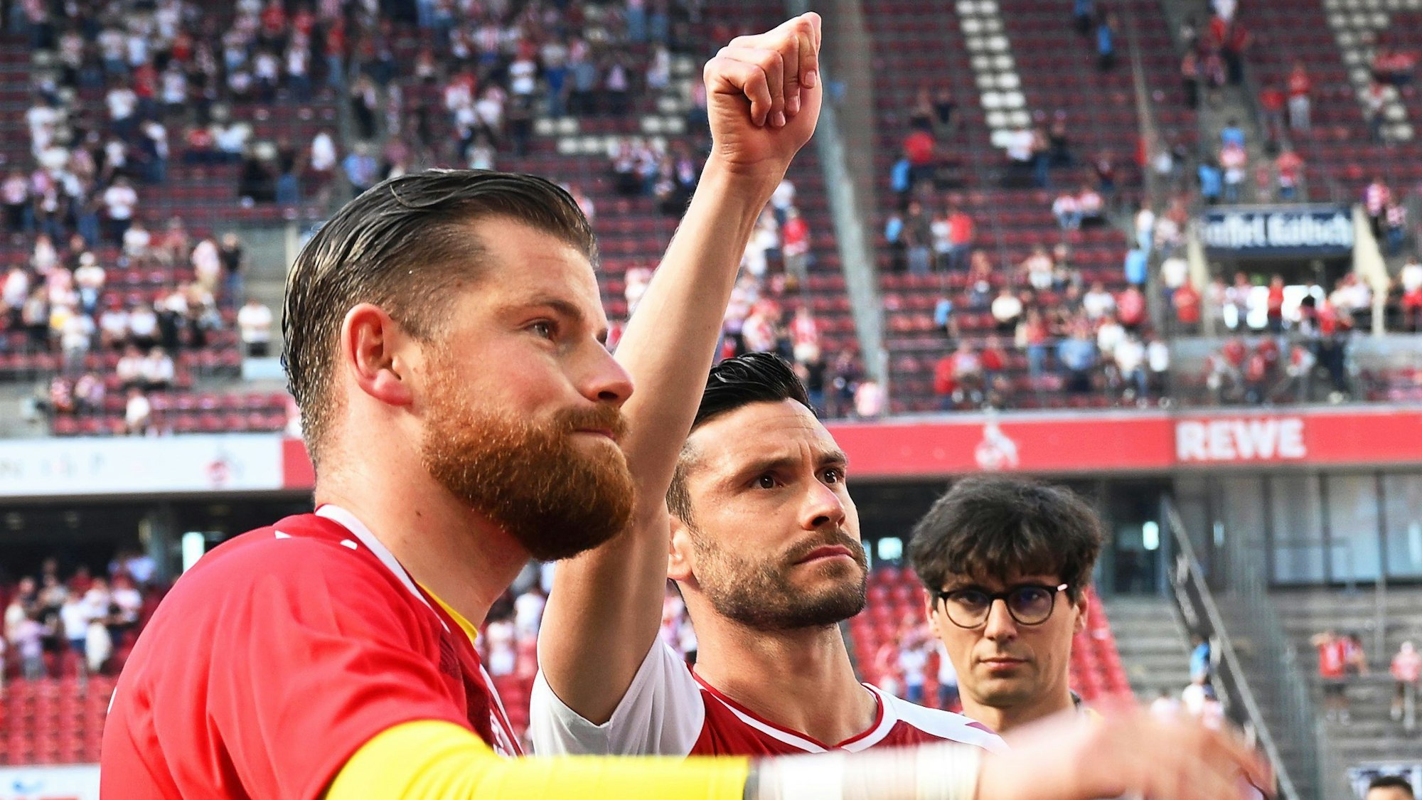 Kölns Jonas Hector (M) und Torhüter Timo Horn (l) nehmen Abschied vom FC.