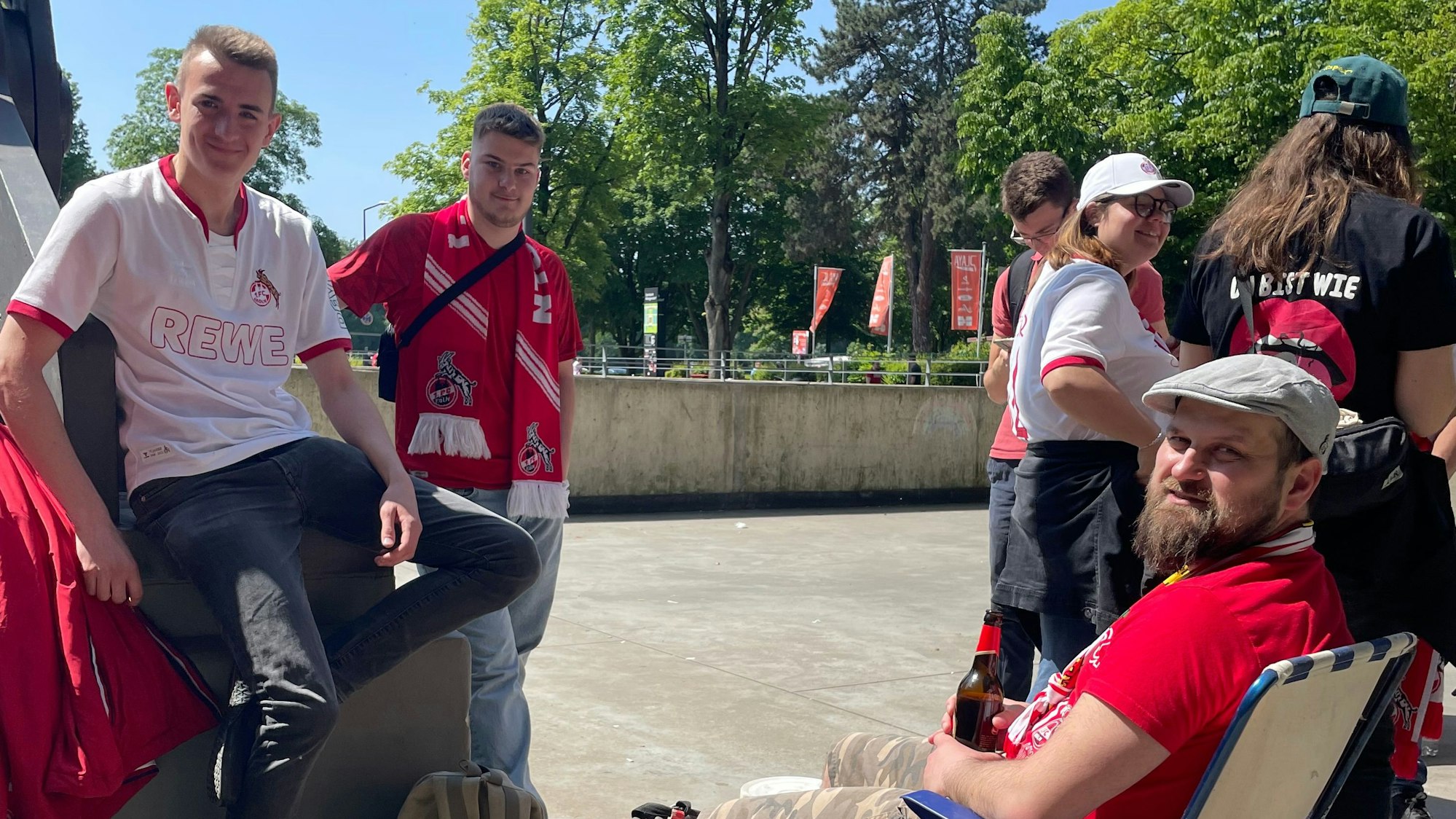 Daniel Golsch und seine Freunde vor der Ticketbörse des Rhein-Energie-Stadions