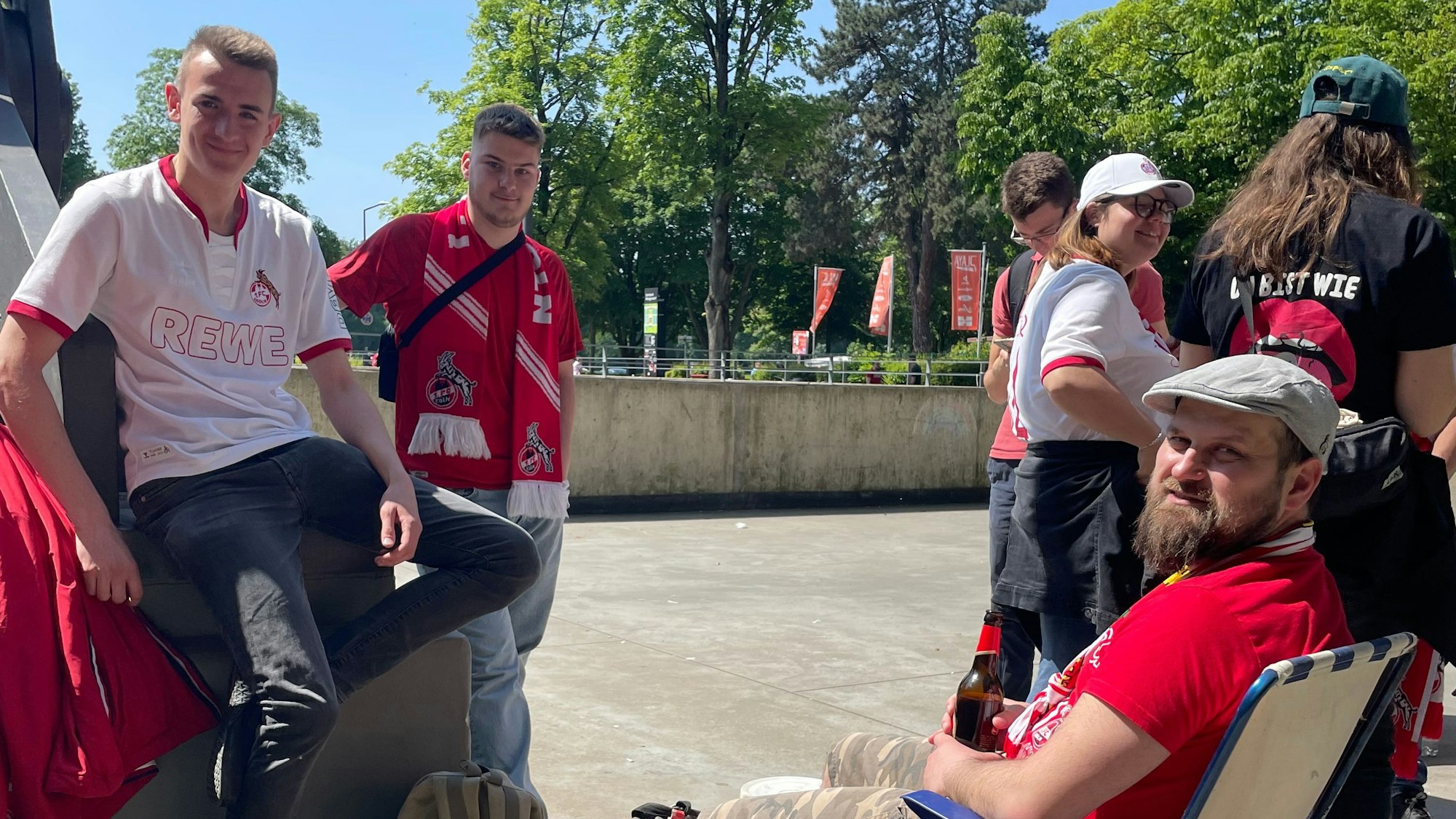 Daniel Golsch und seine Freunde vor der Ticketbörse des Rhein-Energie-Stadions