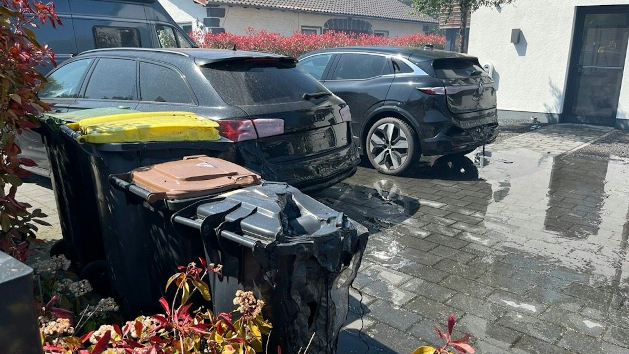 Aufgrund der enormen Hitzeentwicklung schmolzen die Hecks zweier Wagen und einige Mülltonnen.