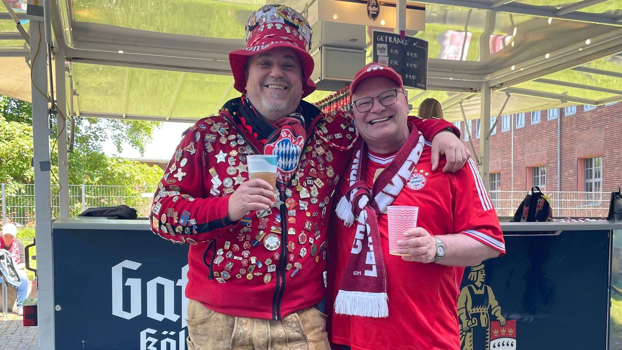 Kiwi und sein Freund sind überzeugte Bayern-Fans und glauben noch an die Meisterschaft