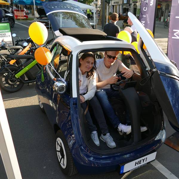26.05.2023, Köln: Britta und Björn Paul aus Bonn testen einen "Microlino".