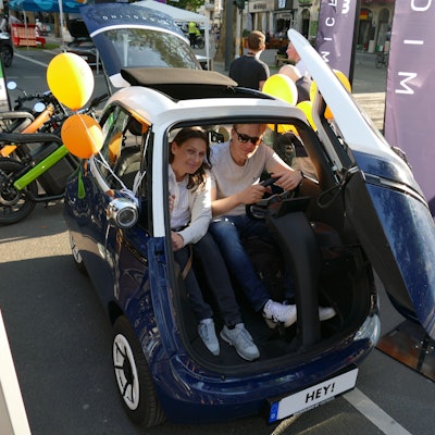 26.05.2023, Köln: Britta und Björn Paul aus Bonn testen einen "Microlino".