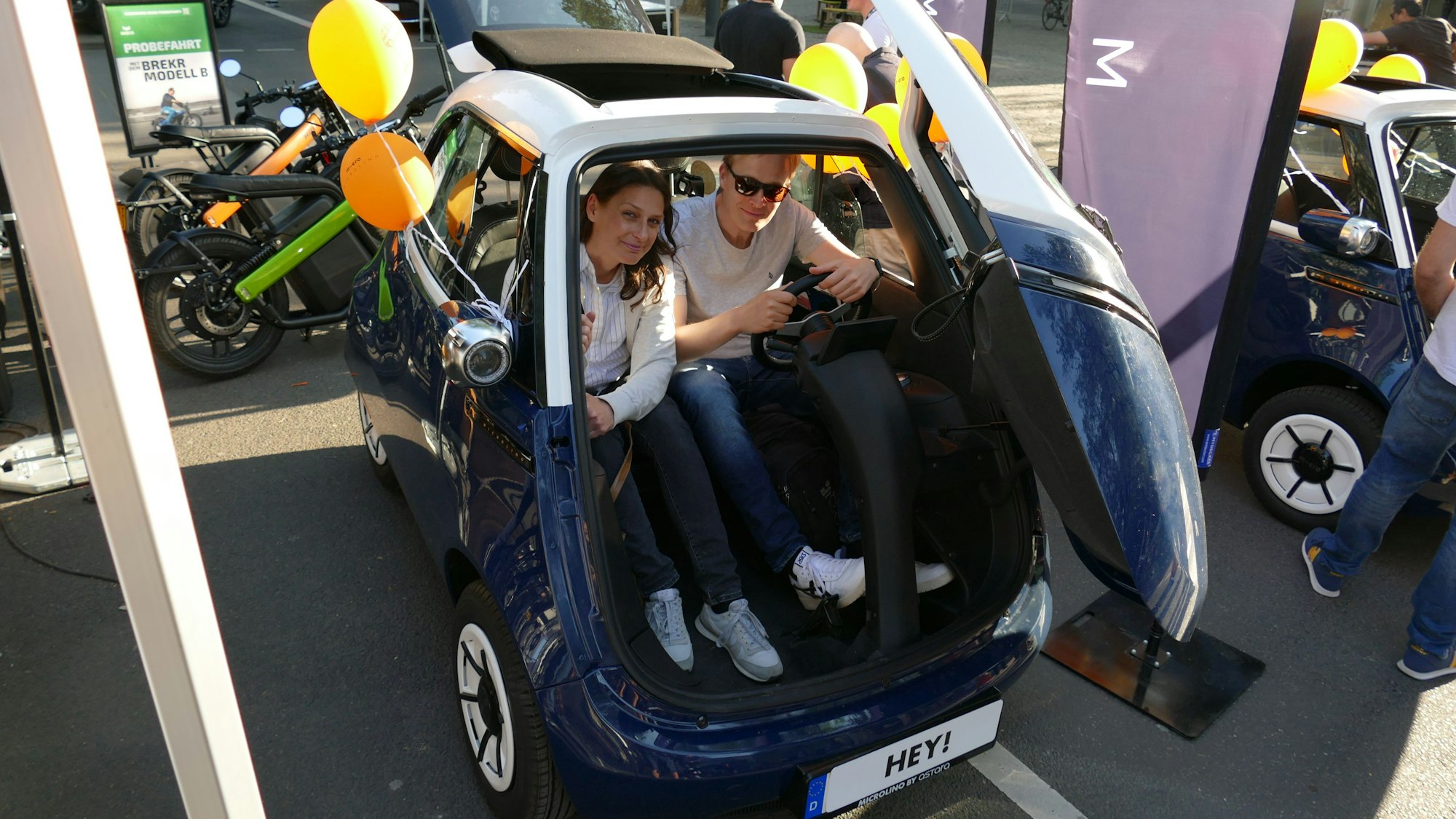 26.05.2023, Köln: Britta und Björn Paul aus Bonn testen einen "Microlino".