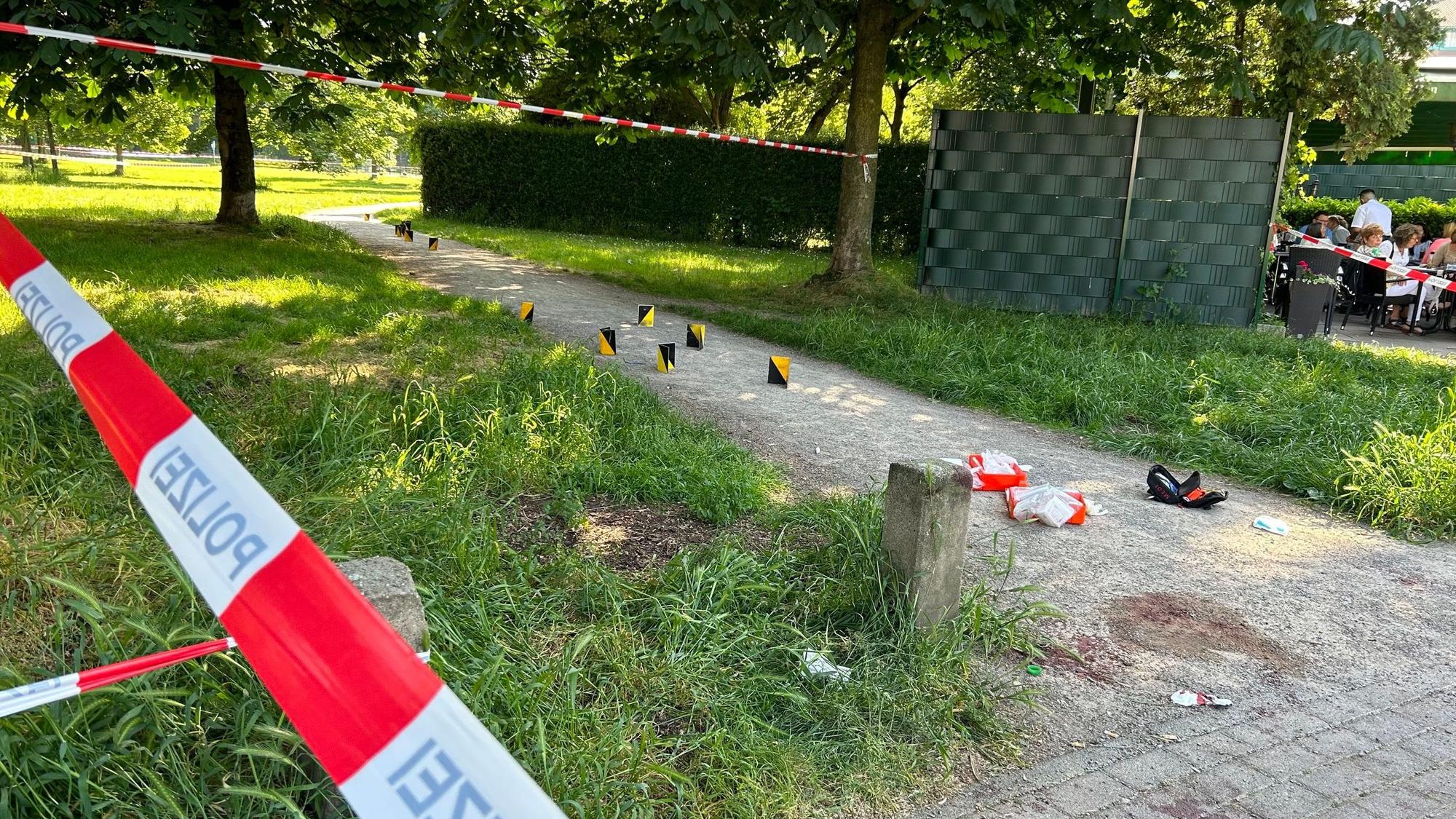 Ermittler sicherten Spuren neben einem Brauhaus im Mülheimer Böcking-Park.