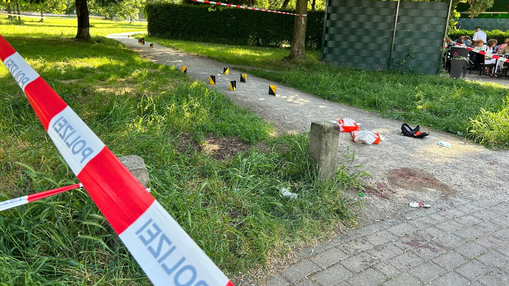 Ermittler sicherten Spuren neben einem Brauhaus im Mülheimer Böcking-Park.