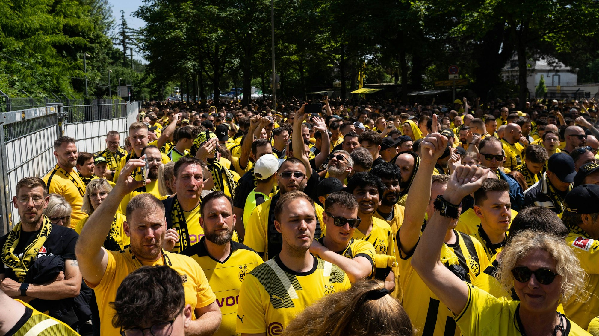 Fans von Borussia Dortmund drängen ins Stadion.