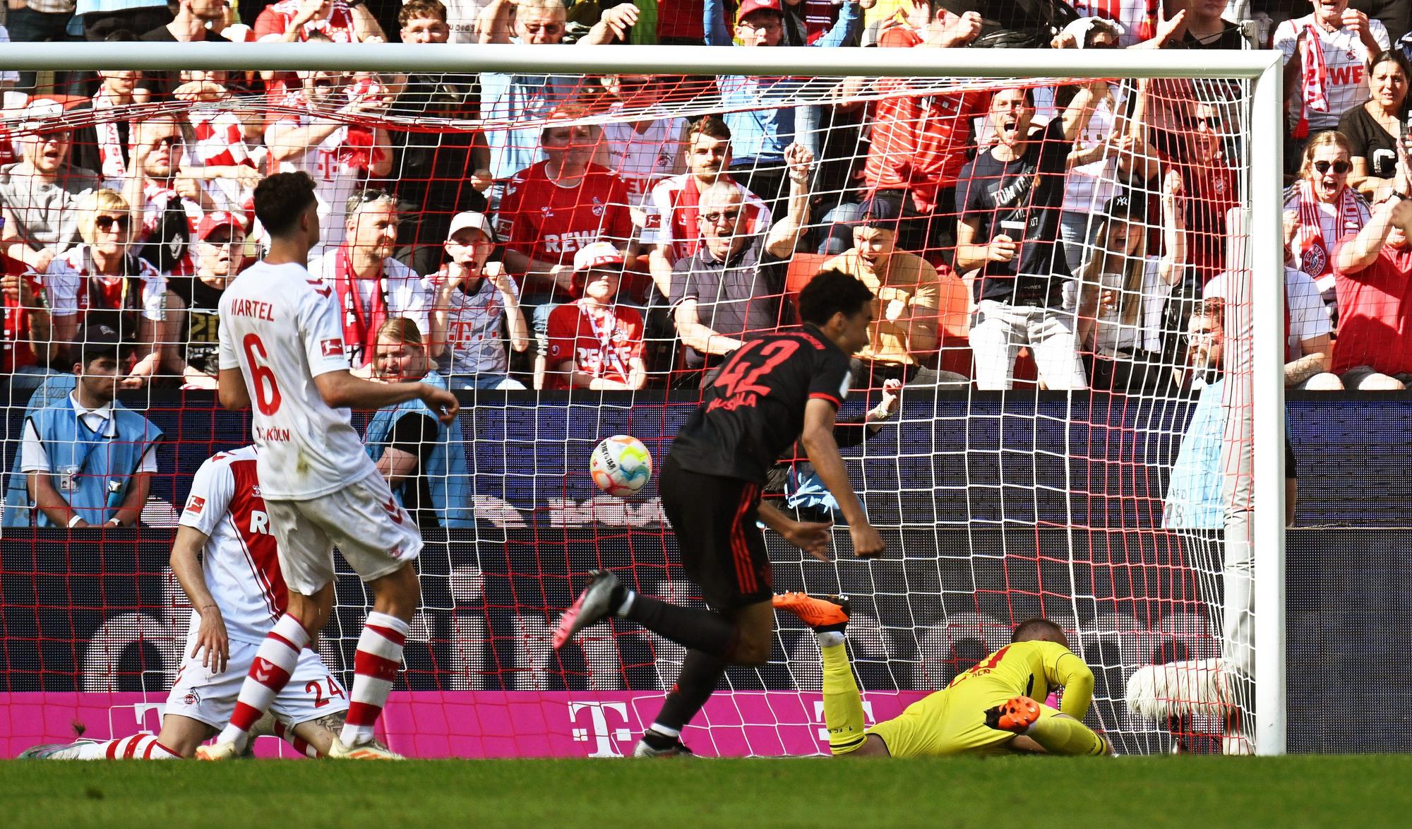 Bayerns Jamal Musiala (M) jubelt nach seinem Treffer zum 2:1.