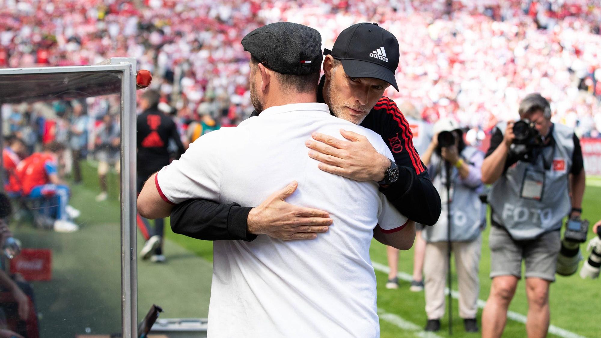 FC-Trainer Steffen Baumgart und Bayern-Coach Thomas Tuchel umamren sich nach dem Spiel.