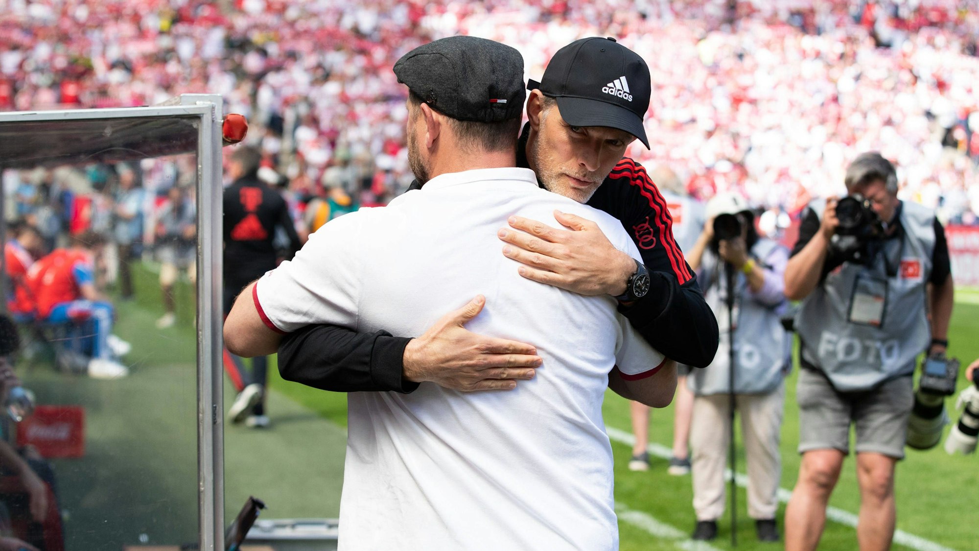 FC-Trainer Steffen Baumgart und Bayern-Coach Thomas Tuchel umamren sich nach dem Spiel.