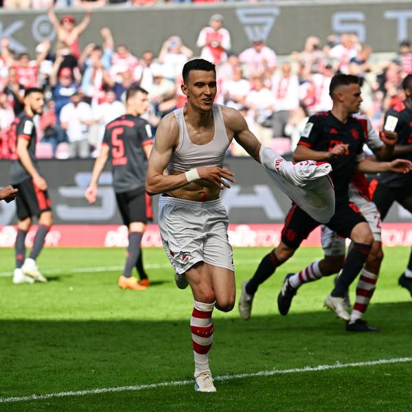 Kölns Dejan Ljubicic (M) jubelt nach seinem Treffer zum 1:1 vom Elfmeterpunkt.