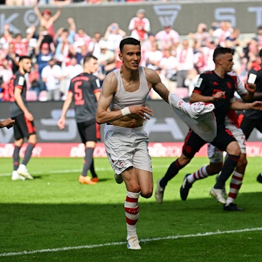 Kölns Dejan Ljubicic (M) jubelt nach seinem Treffer zum 1:1 vom Elfmeterpunkt.