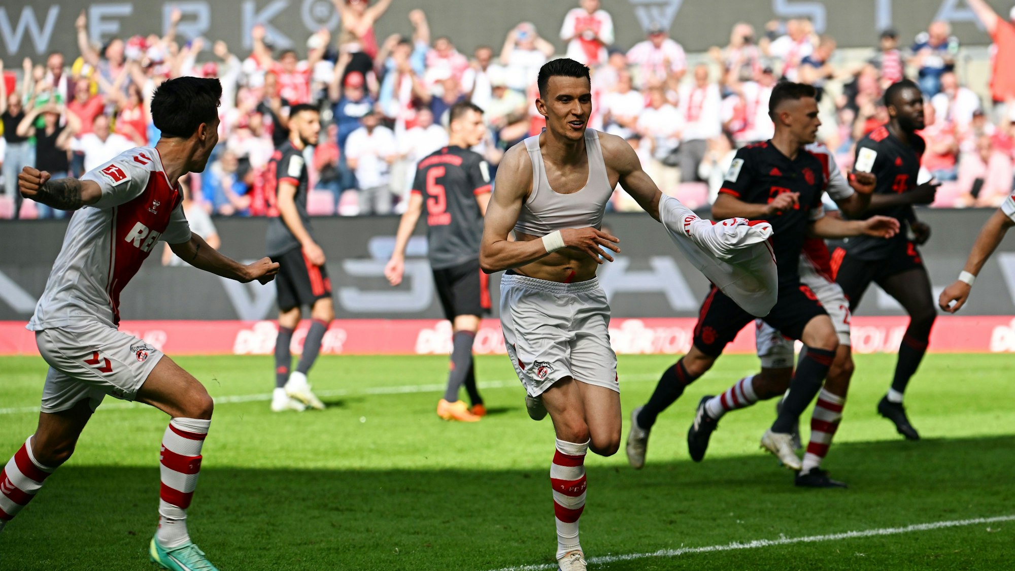 Kölns Dejan Ljubicic (M) jubelt nach seinem Treffer zum 1:1 vom Elfmeterpunkt.