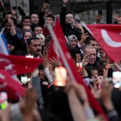 28.05.2023, Türkei, Istanbul: Recep Tayyip Erdogan, Staatspräsident der Türkei, winkt Anhängern vor seiner Residenz in Istanbul. Der amtierende türkische Staatspräsident Recep Tayyip Erdogan hat die Stichwahlen in seinem Land für gewonnen erklärt und seine Herrschaft auf ein drittes Jahrzehnt ausgedehnt.