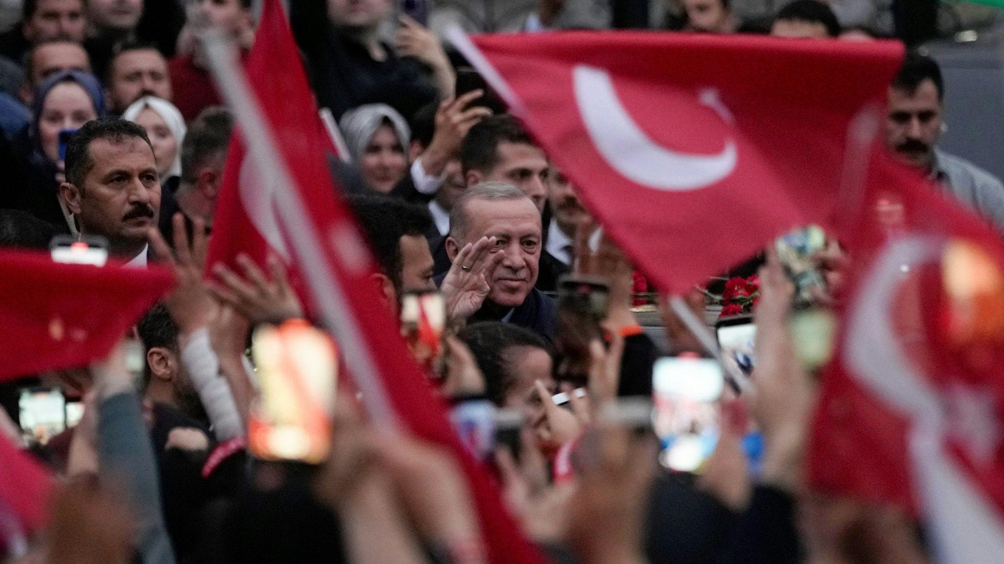 28.05.2023, Türkei, Istanbul: Recep Tayyip Erdogan, Staatspräsident der Türkei, winkt Anhängern vor seiner Residenz in Istanbul. Der amtierende türkische Staatspräsident Recep Tayyip Erdogan hat die Stichwahlen in seinem Land für gewonnen erklärt und seine Herrschaft auf ein drittes Jahrzehnt ausgedehnt.