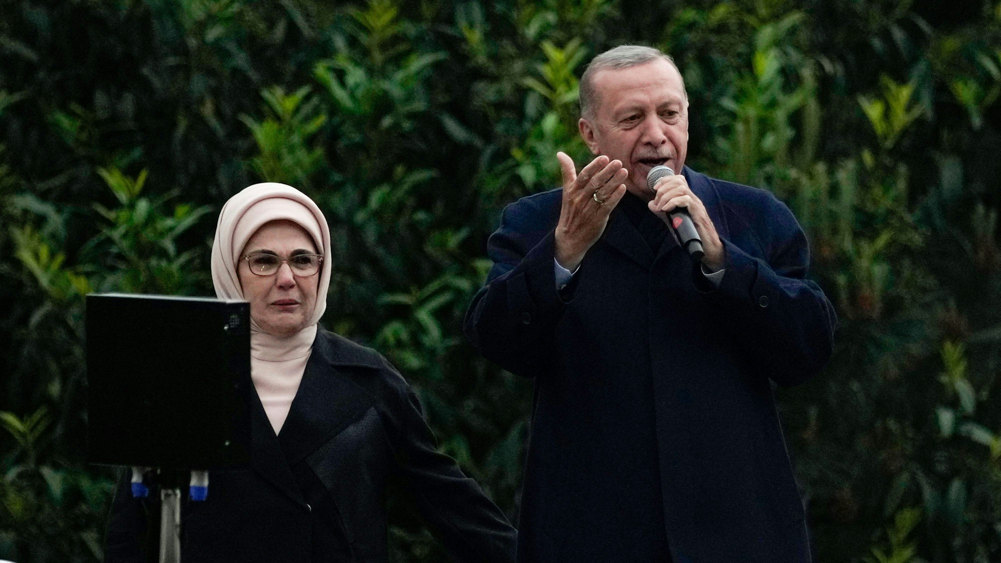 Recep Tayyip Erdogan (r), Staatspräsident der Türkei, hält neben seiner Frau Emine Erdogan eine Rede vor seiner Residenz in Istanbul.
