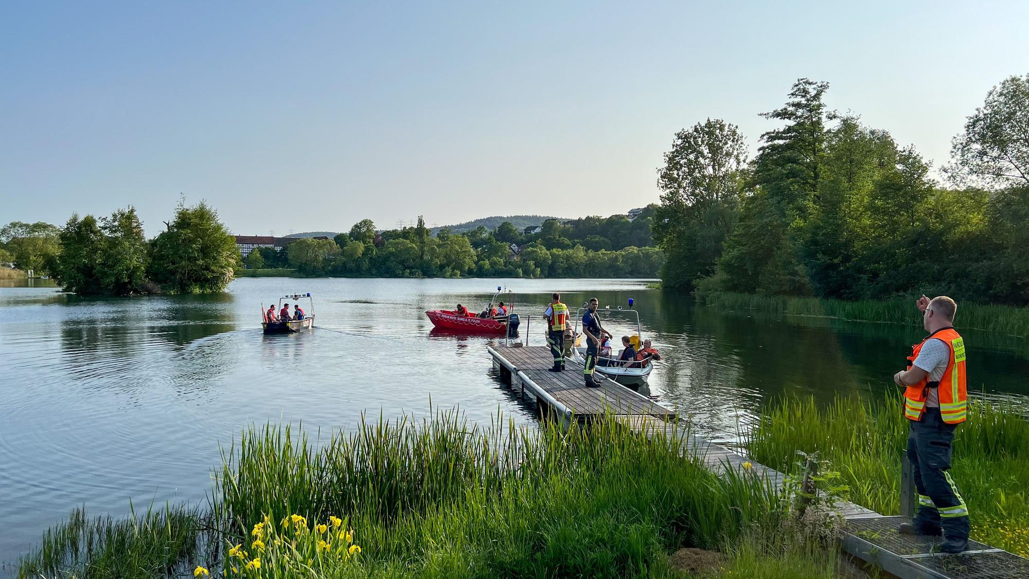 Feuerwehr und Rettungsdienste suchern am Breitenbacher See nach zwei vermissten Jugendlichen.