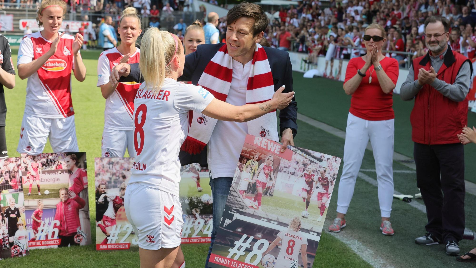 FC-Vizepräsident Carsten Wettich verabschiedet Mandy Islacker nach dem Spiel gegen Essen.