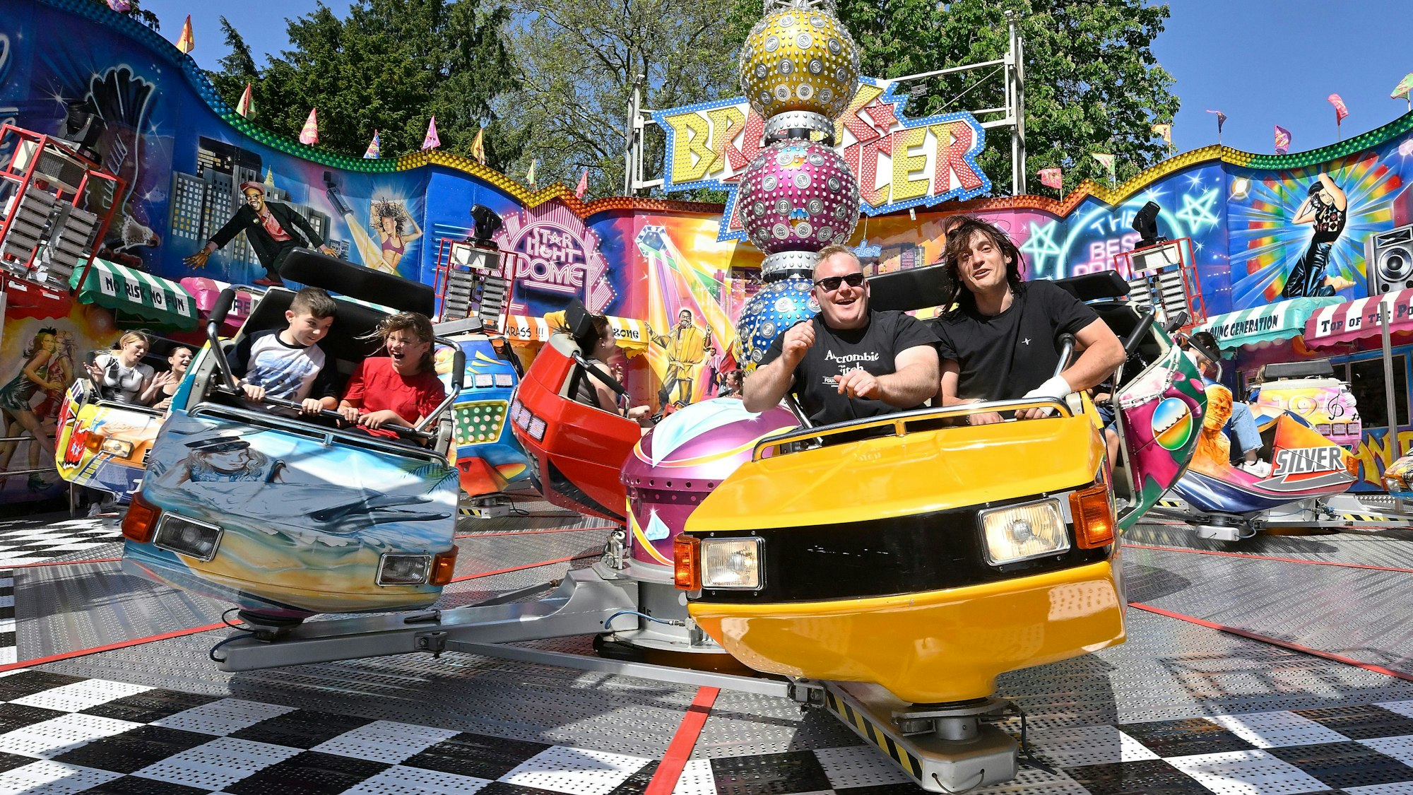 Fahrgeschäft auf der Pfingstkirmes 2023 in Bergisch Gladbach. (Archivbild)