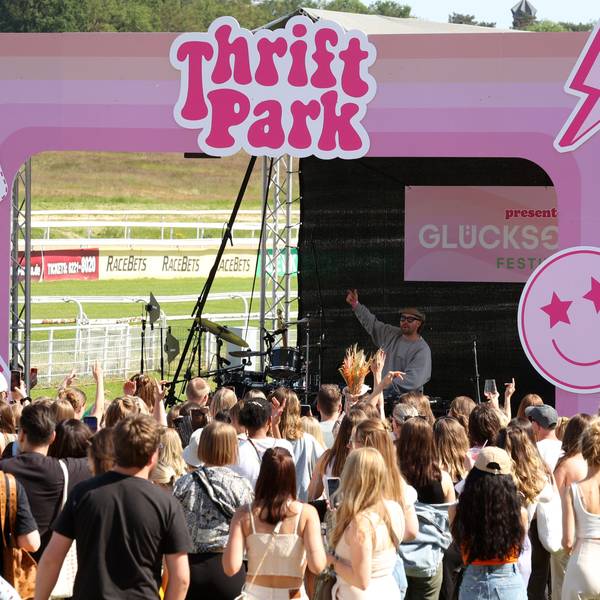 Das Thriftpark-Festival auf der Rennbahn in Köln. DJ Daavid Quentez legt auf.
