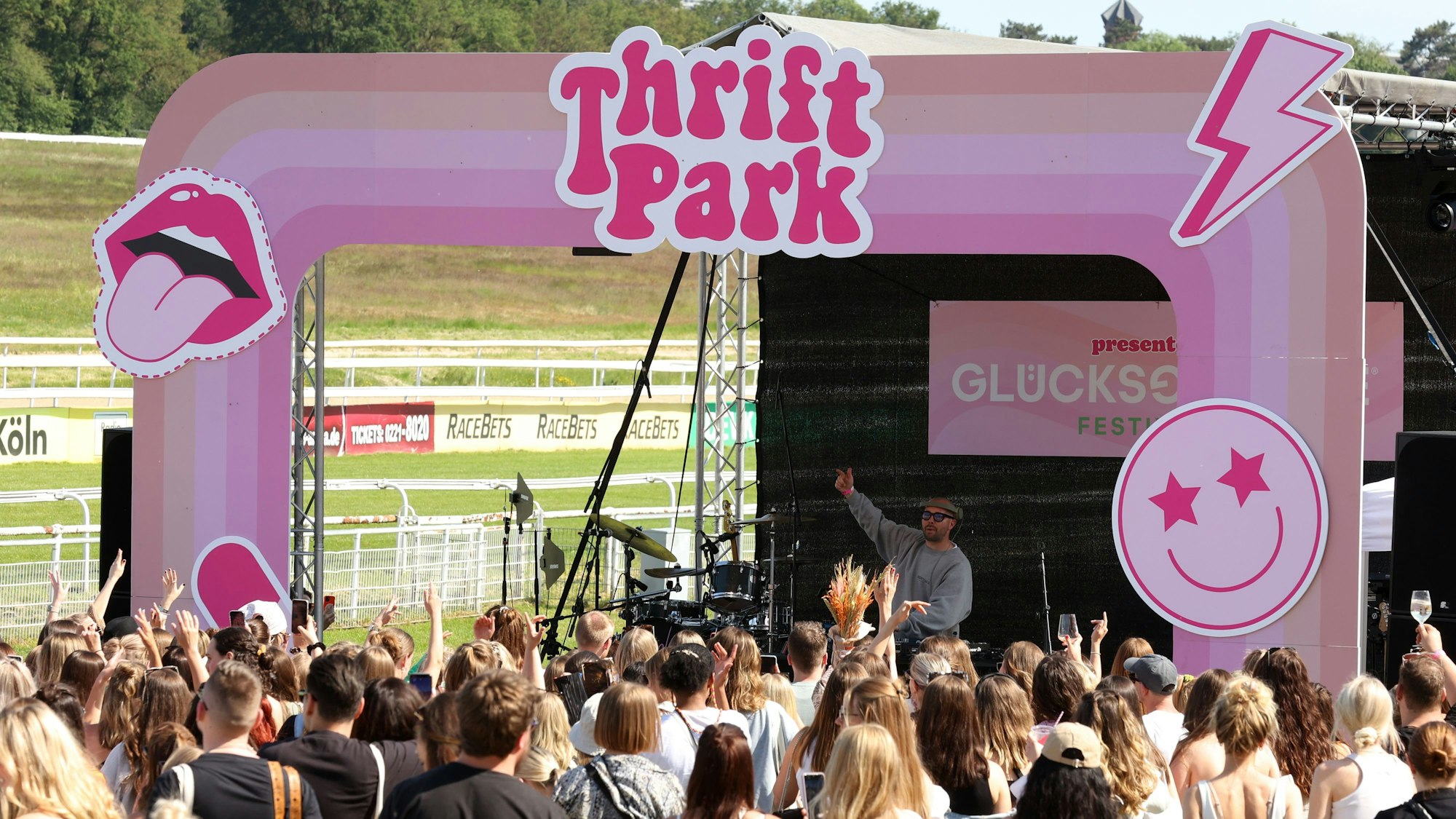 Das Thriftpark-Festival auf der Rennbahn in Köln. DJ Daavid Quentez legt auf.