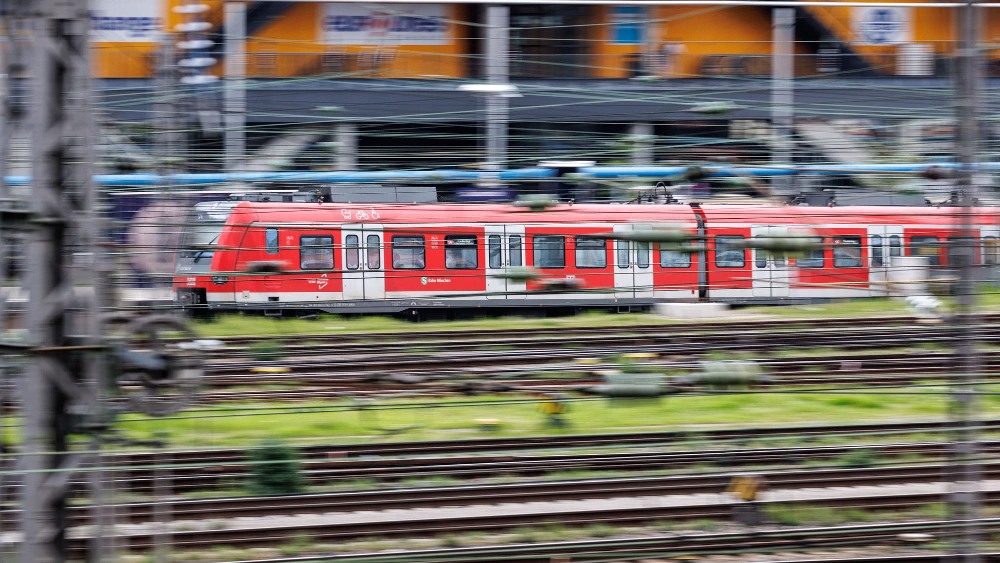 14.05.2023, Bayern, München: Eine S-Bahn fährt in den Münchner Hauptbahnhof ein.