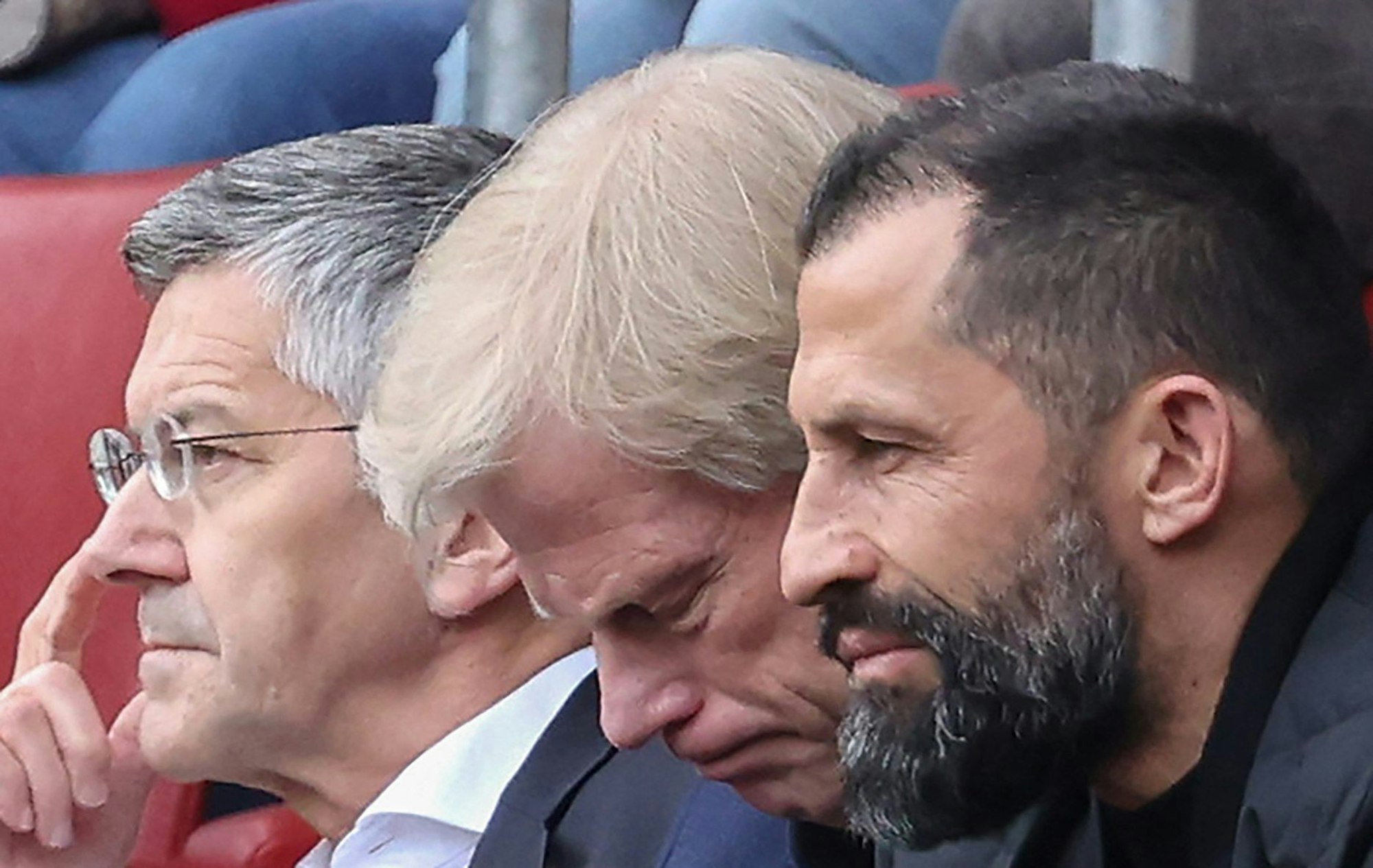 Bayern-Präsident Herbert Hainer (l.) mit Oliver Kahn und Hasan Salihamidzic.