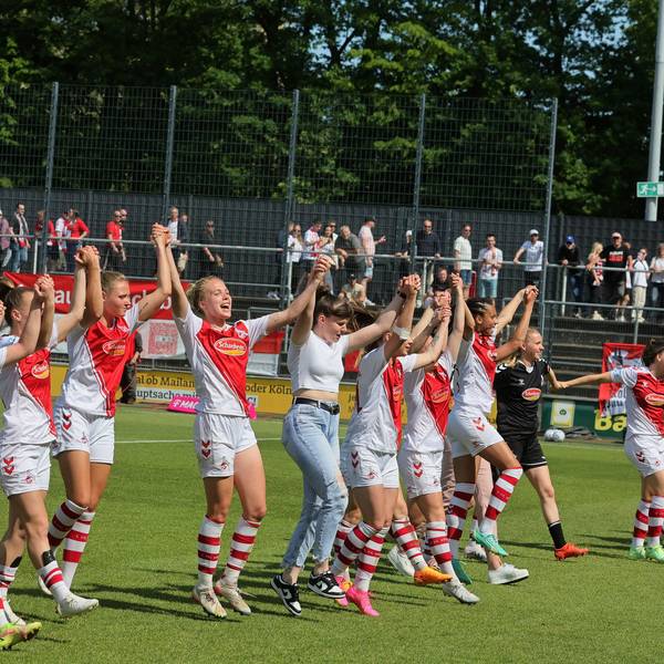 Mit hochgestreckten Armen jubeln die Spielerinnen des 1. FC Köln – im letzten Spiel der Saison haben sie den Klassenerhalt gesichert.