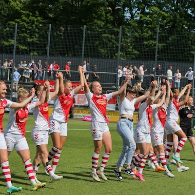 Mit hochgestreckten Armen jubeln die Spielerinnen des 1. FC Köln – im letzten Spiel der Saison haben sie den Klassenerhalt gesichert.